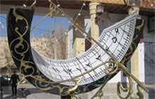 The design of the sundial of the planetary model was made by Iraj Safaei, the head of the University of Kashan Observatory in the Jolfa Square of Isfahan