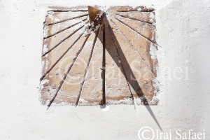 بازآفرینی، طراحی و ساخت ساعت آفتابی روستای کِینو پس از نزدیک به ۱۵۰ سال توسط ایرج صفایی مسئول رسدخانه دانشگاه کاشان