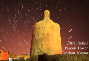 ثبت تصویری از رد نور ستارگان دور قطبی بر فراز برج کبوترخانه روستای کِینو توسط ایرج صفایی مسئول رصدخانه دانشگاه کاشان