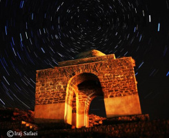 ثبت تصویری از رد نور ستارگان پیرا-قطبی برفراز آتشکده نیاسر توسط ایرج صفایی