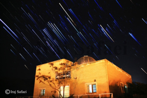 ثبت تصویری از رد ستارگان آسمان زمستانی  توسط ایرج صفایی برفراز ساختمان رصدخانه دانشگاه کاشان