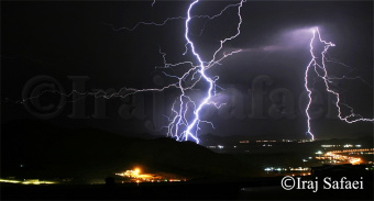 نگاشت تصویری از آذرخش بر فراز نیاسر در رسدخانه دانشگاه کاشان توسط ایرج صفایی