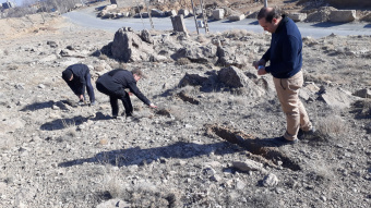 کاشت دانه‌های بادام کوهی با همکاری انجمن کویر سبز کاشان در زمین رسدخانه دانشگاه کاشان