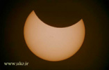 در واپسین دقایق پیش از غروب خورشید در روز یکشنبه ۱۲ آبان ۱۳۹۲ ، ماه بخشی از خورشید را می پوشاند.