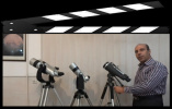 تشریح ساختار و کاربرد دوربین دوچشمی در نجوم توسط ایرج صفایی، مسئول رصدخانه دانشگاه کاشان