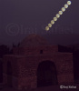 تصویربرداری پیاپی از سر زدن ماه کامل بر فراز آتشکده نیاسر توسط ایرج صفایی مسئول رسدخانه دانشگاه کاشان