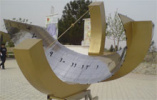 Conception d'un cadran solaire équatorial par Iraj Safaei, directeur de l'observatoire de l'université de Kashan pour l'université Payamenor d'Aranobidgol