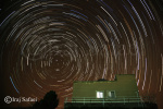 تصویربرداری از رد نور ستارگان پیرا-قطبی بر فراز ساختمان اصلی رسدخانه دانشگاه کاشان توسط ایرج صفایی